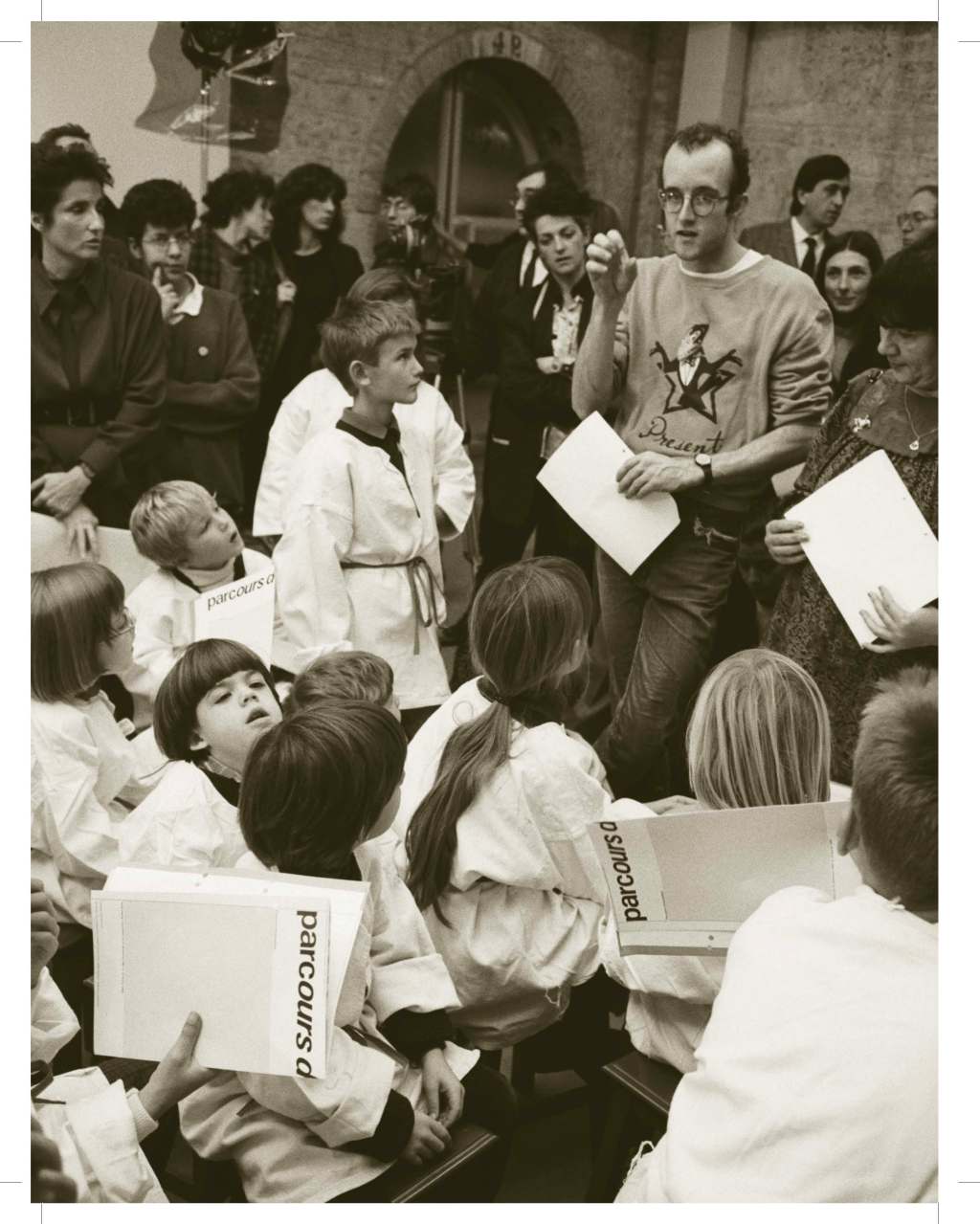 Keith Haring reçoit le jeune public au CAPC 1985